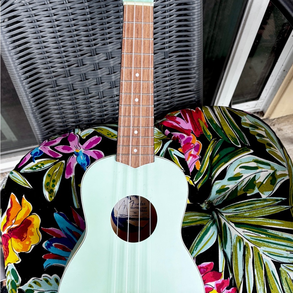Fender Venice Soprano Ukelele In Surf Green—Great condition!